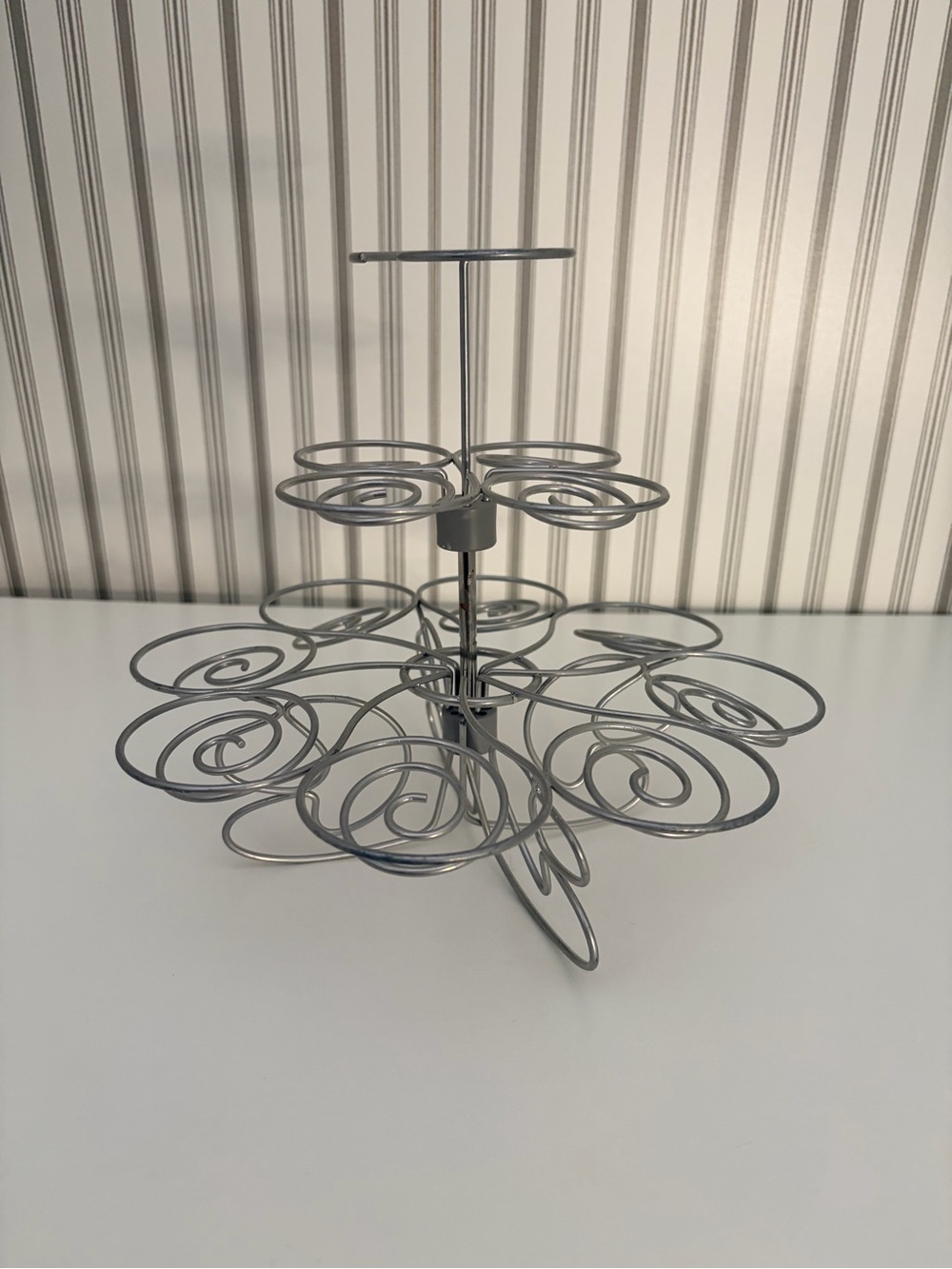 Metal Swirl Cupcake or Mug Holder - Silver